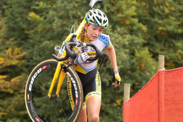 Nikki Harris on her way to third at Valkenburg World Cup. © Thomas van Bracht