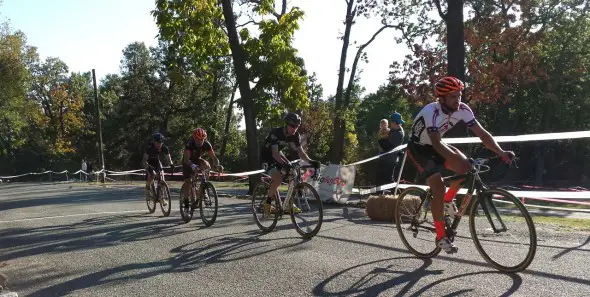 The leaders of the Elite Men's race round the course. © Neil Schirmer