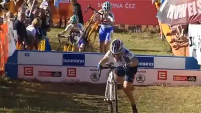 Katie Compton chased by Nikki Harris and Pavla Halikova at the 2013 Cyclocross World Cup in Tabor.
