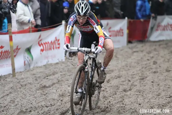 Sanne Cant working her way through the sand. © Bart Hazen / Cyclocross Magazine