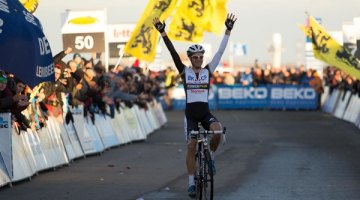 Niels Albert takes his first WOrld Cup win of the season at Koksijde. © Thomas Van Bracht