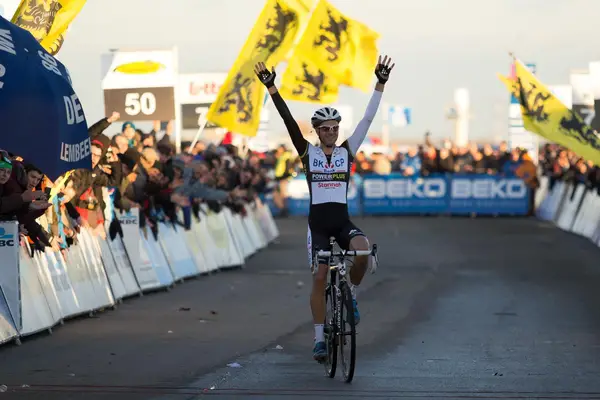 Niels Albert takes his first WOrld Cup win of the season at Koksijde. © Thomas Van Bracht