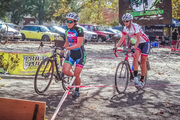 Amanda Nauman leads new series leader Nicole Brandt into the barriers. © Kenneth Hill