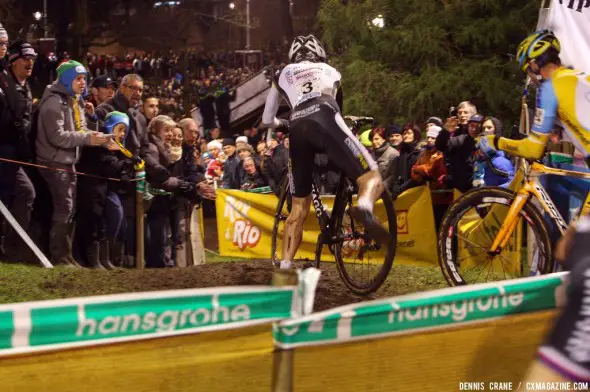 Quick remount before the descent at Diegem Superprestige. © Dennis Crane