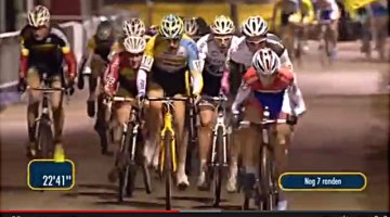 Screenshot: Lars van der Haar leads a huge pack in Kalmthout.