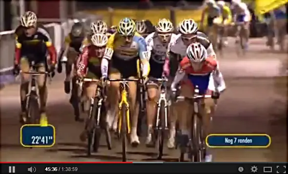 Screenshot: Lars van der Haar leads a huge pack in Kalmthout. 