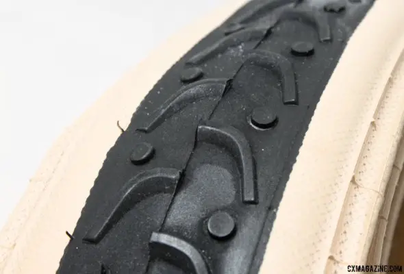 Unique, long chevrons serve as center and side knobs on the Michelin Hi-Lite Cross 700x28c cyclocross clincher. © Cyclocross Magazine Unique, long chevrons serve as center and side knobs on the Michelin Hi-Lite Cross 700x28c cyclocross clincher. © Cyclocross Magazine