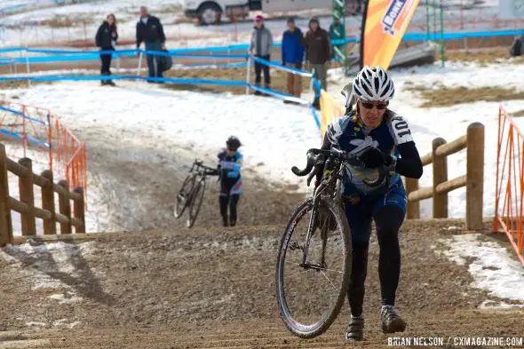 Laura Howat opening up a gap on Susan Lynch. © Brian Nelson
