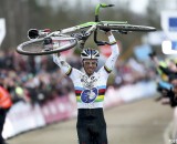 Sven Nys wins and salutes his bike for the second race in a row. © photopress.be