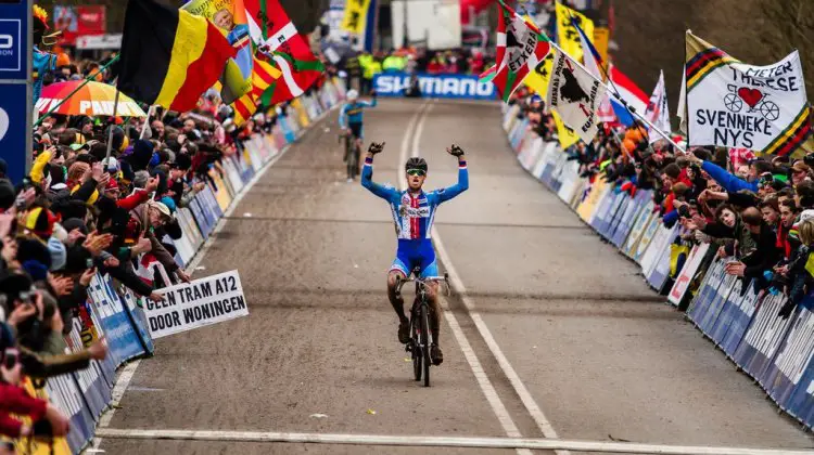 Stybar taking the win with Nys behind at UCI Cyclocross World Championships. © Thomas Van Bracht