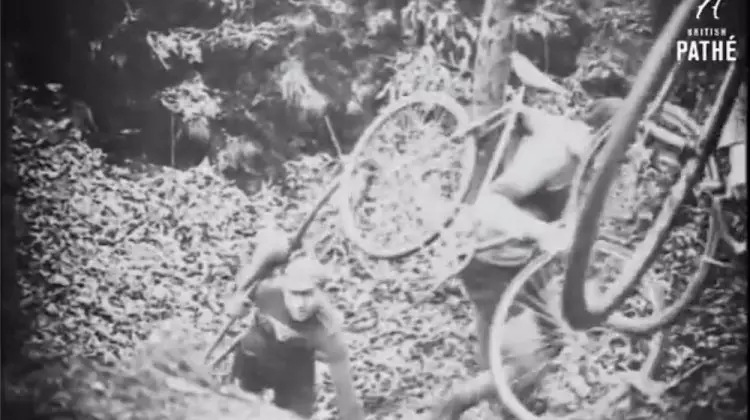 Cycle-Cross-Country race from 1926 in France. (screenshot)