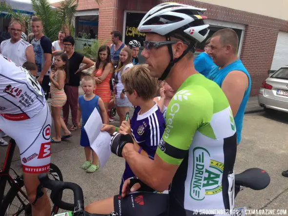 Sven Nys holds off going to the staging area to make time for his fans. © Jo Croonenberghs