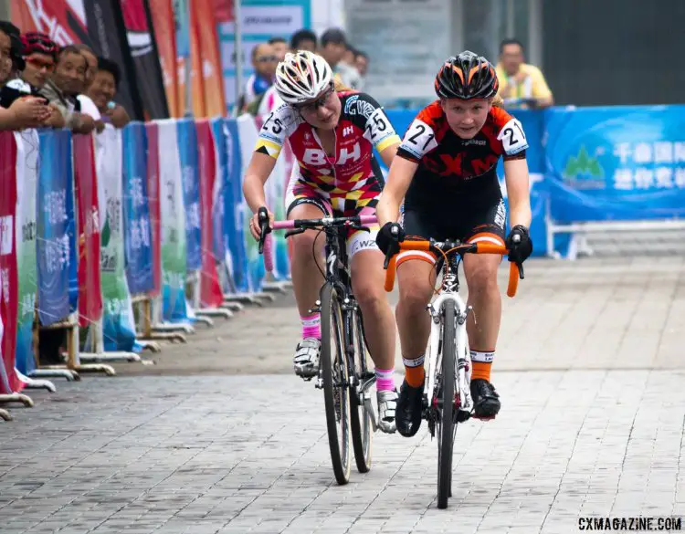 Sarah Murray, racing for cxmagazine.com's UK team, sprinted to lucky 13th and announced her arrival in her first-ever UCI race. © Cyclocross Magazine