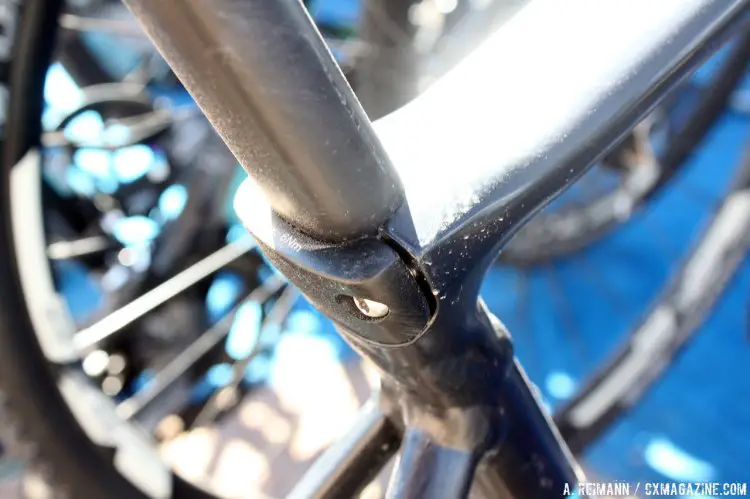 The frame is Giant's grade aluminum, ALUXX SLR with a vibration-damping D-Fuse composite seatpost. © Cyclocross Magazine