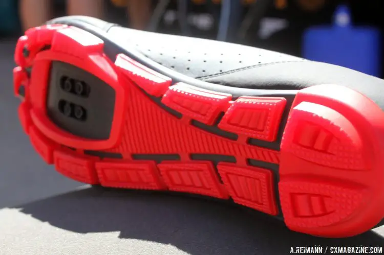 The M3B UOMO has a carbon sole as well as a red removable skid plate. © Cyclocross Magazine