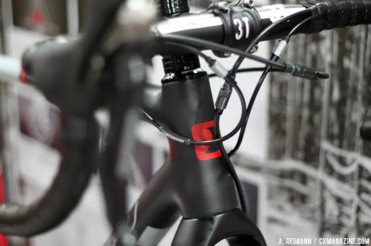Hydraulic lines and housing for Ultegra 11-speed shifting crosses in front of the Steeple Xc Elite's head tube. © Cyclocross Magazine
