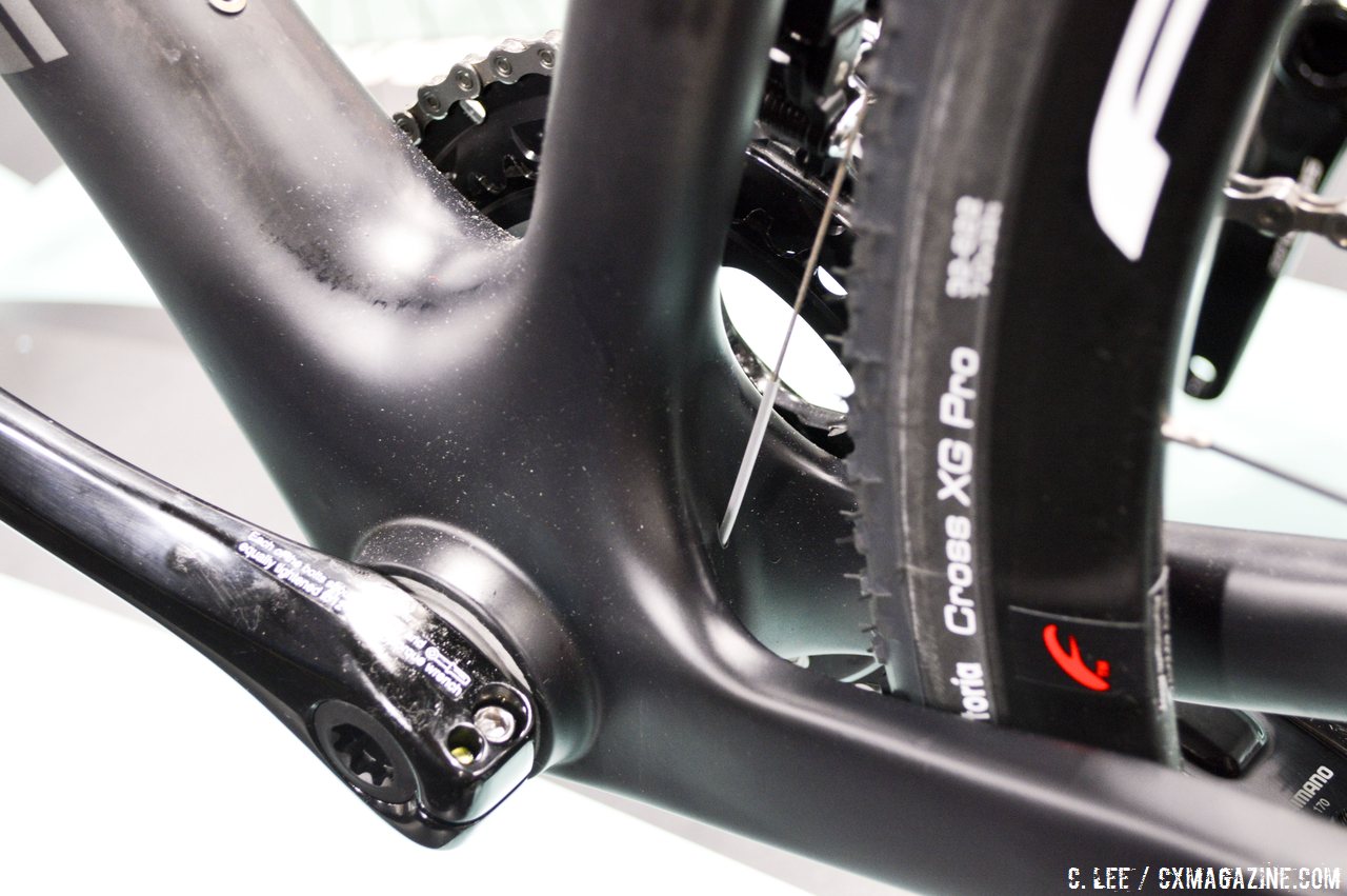 internal-cable-routing-nice-mud-clearance-on-the-bianchi-zolder-interbike-2014-cyclocross-magazine