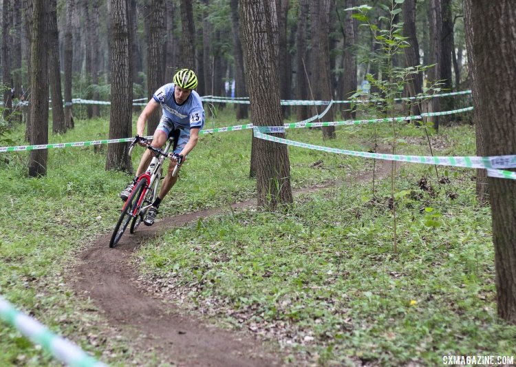 Carl Decker racing to fifth in China riding on borrowed everything but shoes. © Cyclocross Magazine