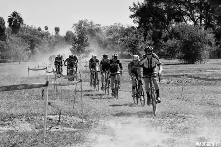 The mens Bs race heads through the dust to the double run-up section. © Wade Hewitt