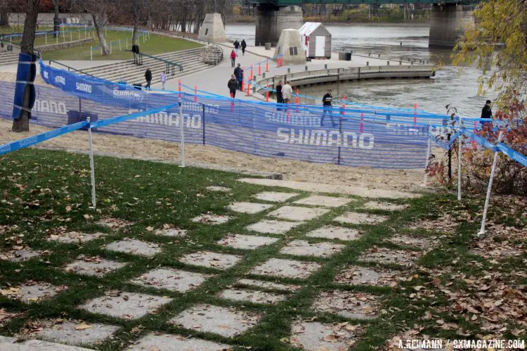 The dual sand pits lead right into three sets of stairs separated by grassy pavers. © Andrew Reimann