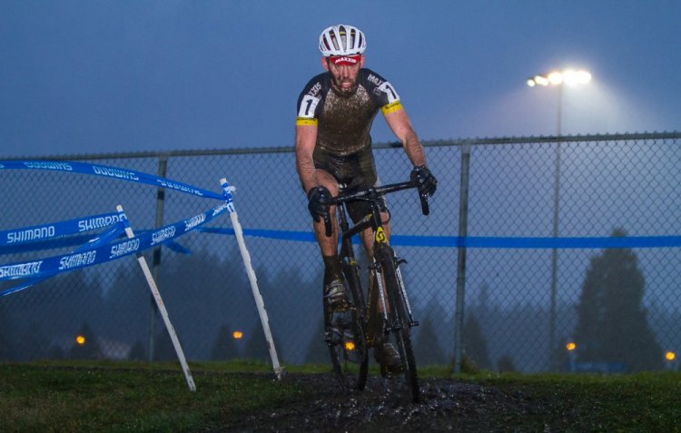 Geoff Kabush tackles the 2013 Canadian Cyclocross Championship men’s elite race. © Doug Brons