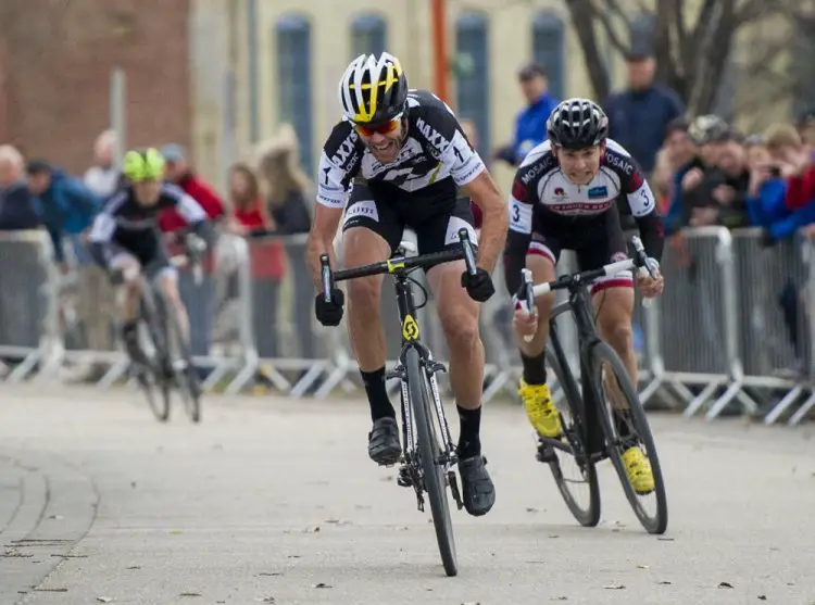 Geoff Kabush beats Michael van den Ham by one second at the Manitoba Grand Prix of Cyclocross © David Lipnowski