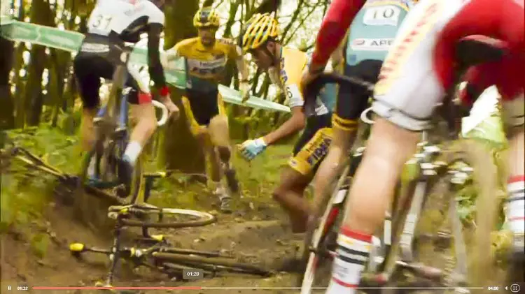 Meeusen crashes on the descent, holding up van Kessel and David van der Poel - Superprestige Gieten 2014 (Vier.be screenshot)