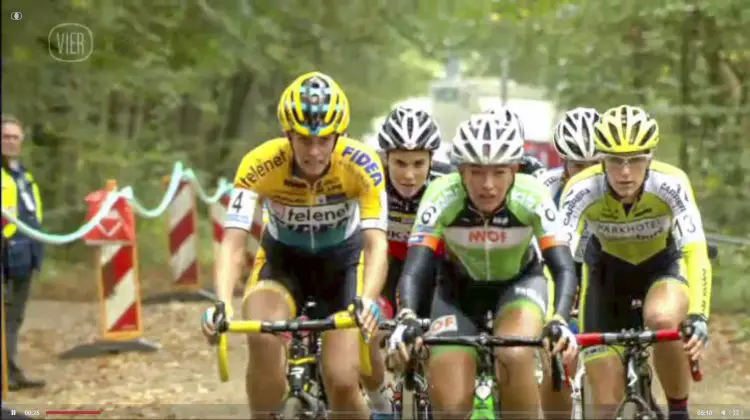 Sophie de Boer leads Ellen van Loy, Sanne Cant and the field - 2014 Superprestige Gieten women's race - vier.be video screenshot