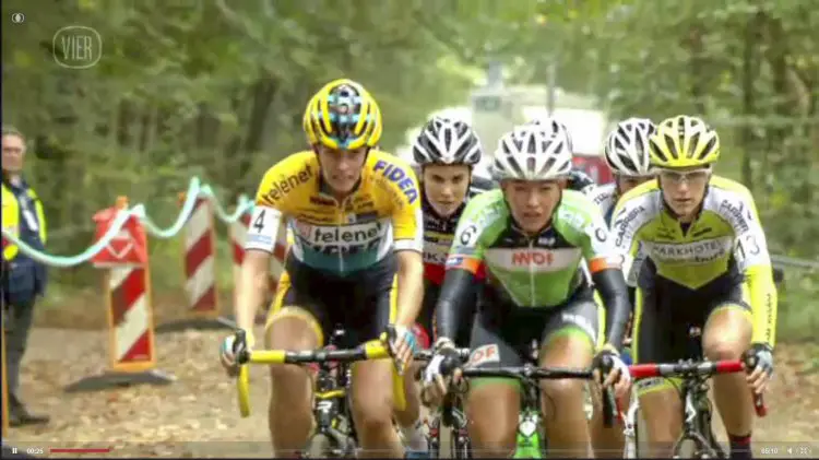 Sophie de Boer leads Ellen van Loy, Sanne Cant and the field - 2014 Superprestige Gieten women's race - vier.be video screenshot