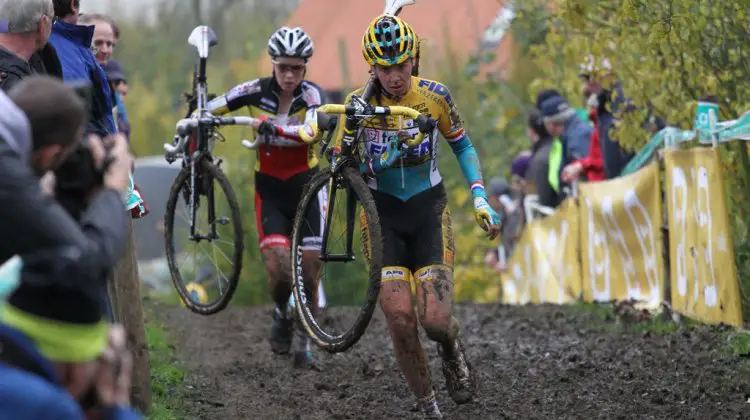 Nikki Harris and Sanne Cant run through the thick mud at Gavere. © Bart Hazen