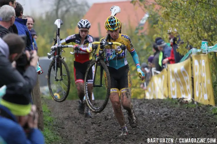 Nikki Harris and Sanne Cant run through the thick mud at Gavere. © Bart Hazen