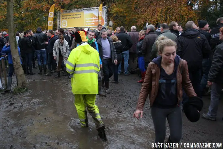 The crowds also encountered muddy conditions on Sunday. © Bart Hazen