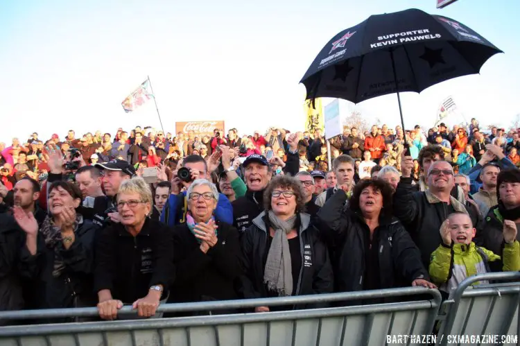 The course had no lack of excited spectators on Sunday. © Bart Hazen