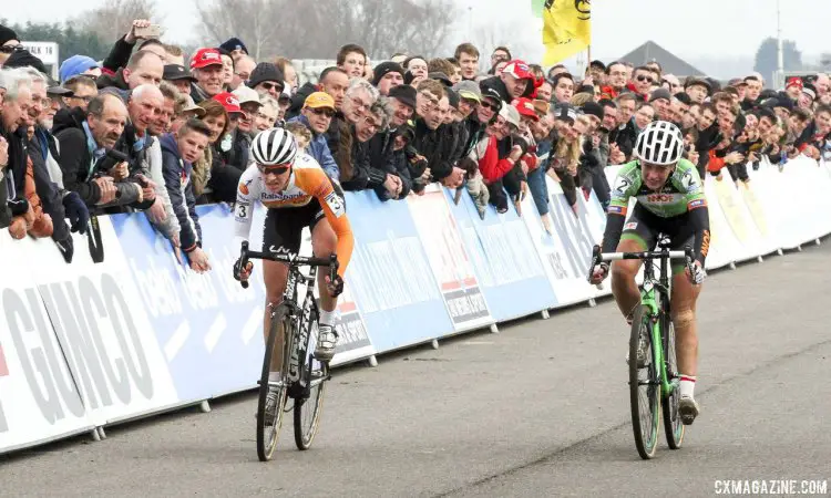 Sabrina Stultiens outkicks Sophie de Boer for second, but de Boer would take over the World Cup leader's jersey. © Bart Hazen / Cyclocross Magazine