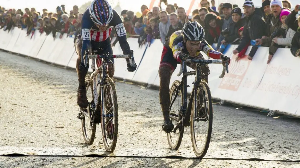 The race between Cant and Compton came down to the line, with the Belgian nudging her bike forward for the win. © Bart Hazen