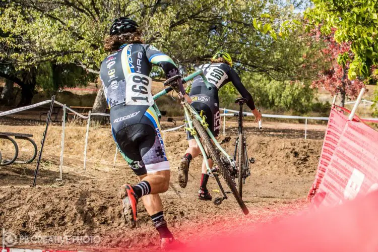 Interlopers: Alexander Howard (BullShark) leads Andrew Juliano (Voler/HRS/Rock Lobster) early in Men’s A. Both were new to SoCalCross. © Philip Beckman/PB Creative