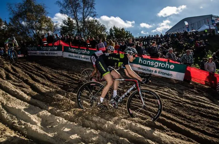 Tackling the rut-filled descents at Zonhoven. © Tom Prenen