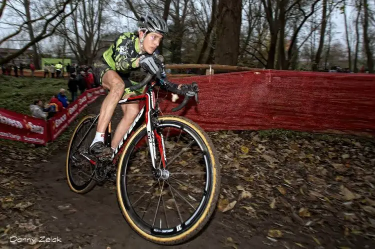 Vardaros taking the muddy uphill turn at Flandriencross. © Danny Zelck