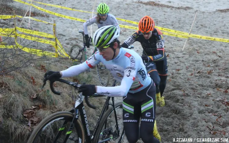 Curtis White takes on the second of the two beach runs on the course, a brutal testament to the value of adding running to the preseason training. © Andrew Reimann / Cyclocross Magazine