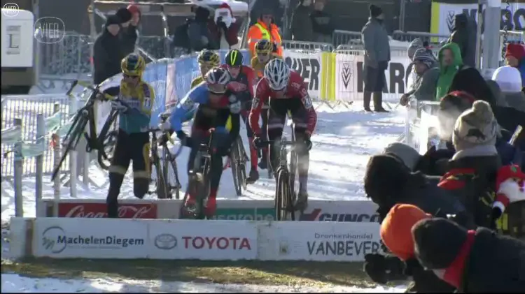 Johan Jacobs takes the barriers head on, although he gets a shoulder at the wrong time. photo: vier.be screenshot