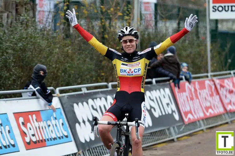 A familiar pose by Sanne Cant, here winning Scheldecross in 2014. © Start-Box/Wouter Toelen