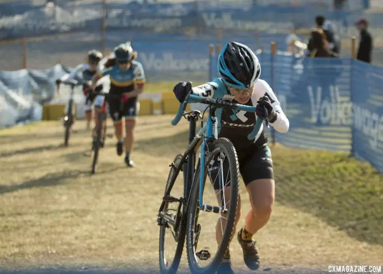 The singlespeeds made it difficult to get traction after a set of cruelly positioned barriers. © Cyclocross Magazine