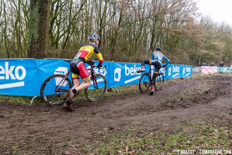 Sweeck gave Vanthourenhout chase at Hoogerheide, and eventually overtook him. © Thomas van Bracht / Cyclocross Magazine