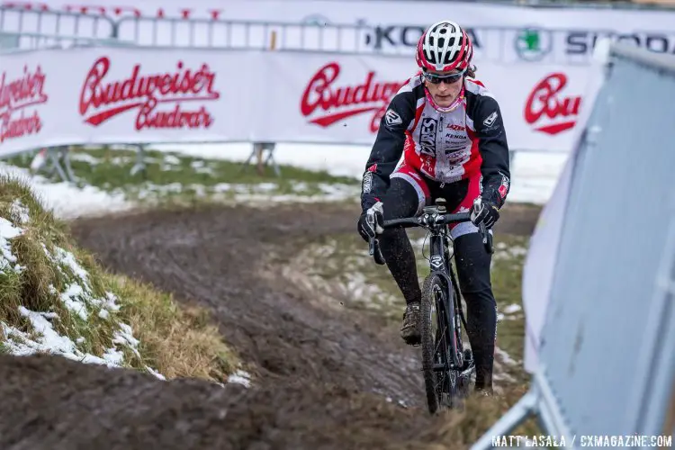 Michal Dyck testinng out the course, on tubeless tires of course. © Matt Lasala / Cyclocross Magazine