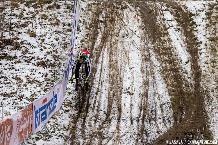 Katerina Nash is certain to enjoy this part of the course on Saturday. The Swiss rider shown tries his luck with the inside line. © Matthew Lasala/Cyclocross Magazine 