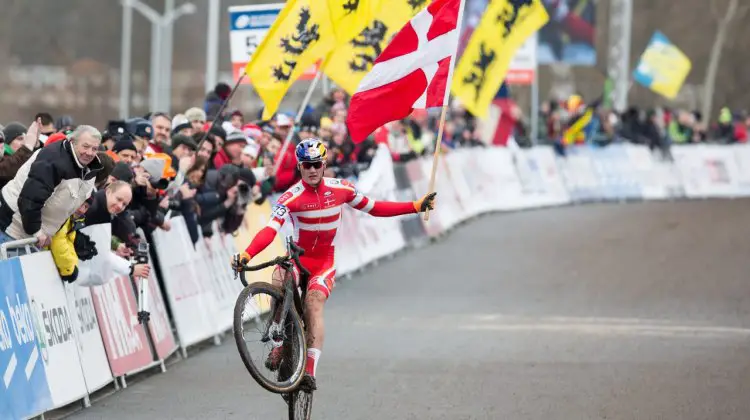 Simon Andreassen Wins the 2015 Junior Men's Title in Style. © Mike Albright / Cyclocross Magazine