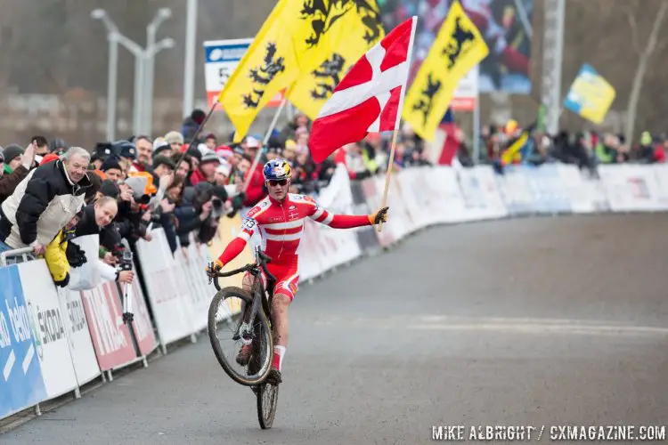 Simon Andreassen Wins the 2015 Junior Men's Title in Style. © Mike Albright / Cyclocross Magazine