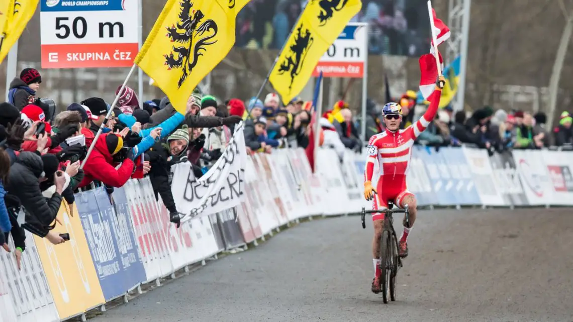 Simon Andreassen Wins the 2015 Junior Men's Title in Style. © Mike Albright / Cyclocross Magazine