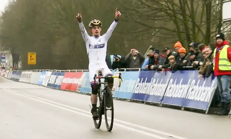 Eli Iserbyt dominated the Junior Men's race in Hoogerheide and wrapped his overall World Cup win. 
