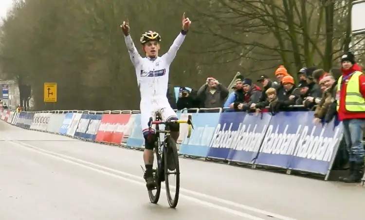 Eli Iserbyt dominated the Junior Men's race in Hoogerheide and wrapped his overall World Cup win.